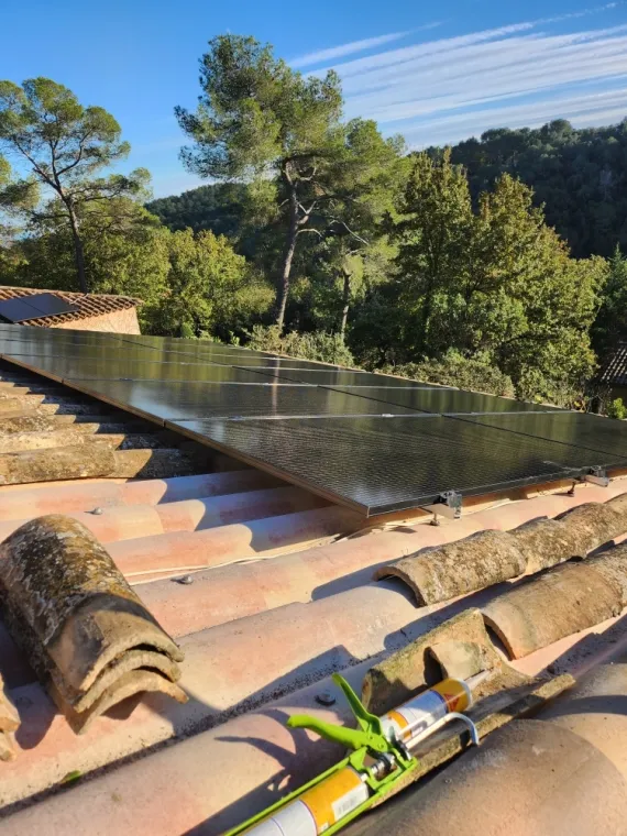 Rénovation de toiture avec une installation de panneaux solaires à Valbonne., Grasse, Dos Reis Construction
