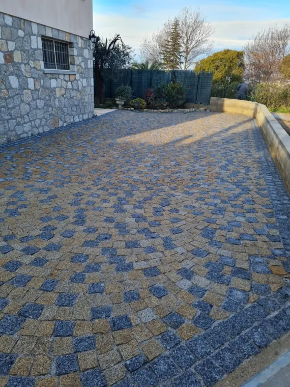 Création d'un parking en pavé à Plascassier